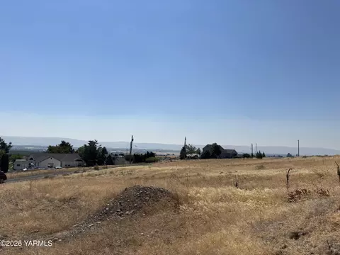 920 Camelot Way, Yakima, WA 98908