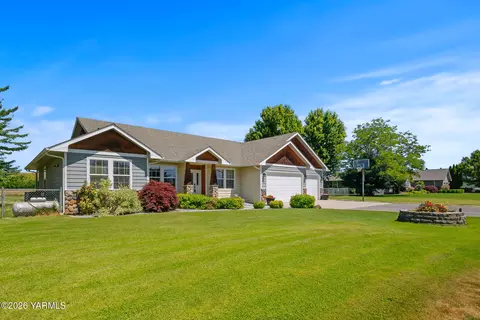 245 El Rio Dr, Yakima, WA 98908