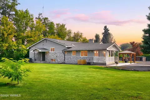 3201 Southcreek Dr, Yakima, WA 98903