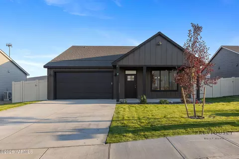 411 Sapphire Ave, Grandview, WA 98930
