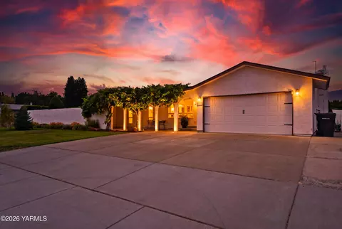 8907 W Yakima Ave, Yakima, WA 98908