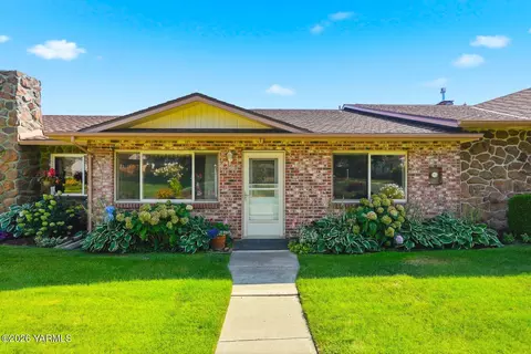 215 N 56th Ave #33, Yakima, WA 98908