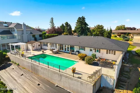 4204 Scenic Dr, Yakima, WA 98908