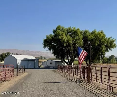 3501 Desmarais Rd, Moxee, WA 98936