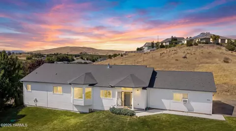 900 Majesty Heights Dr, Yakima, WA 98908