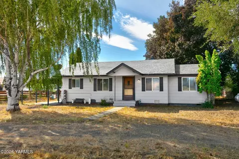 8202 Ahtanum Rd, Yakima, WA 98903