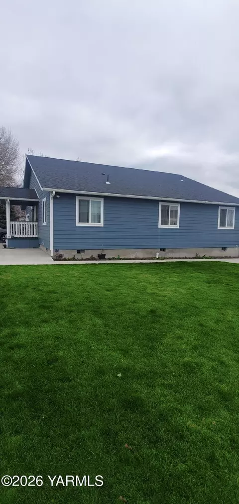 114 Paschke Ln, Wapato, WA 98951