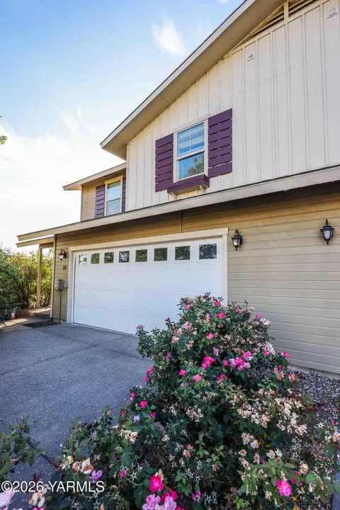 802 Fountain Blvd, Zillah, WA 98953