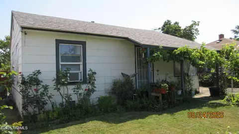 1213 S 1st Ave, Yakima, WA 98902