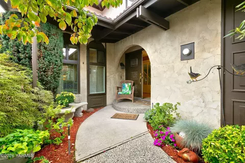 2 Crest Cir #2, Yakima, WA 98908