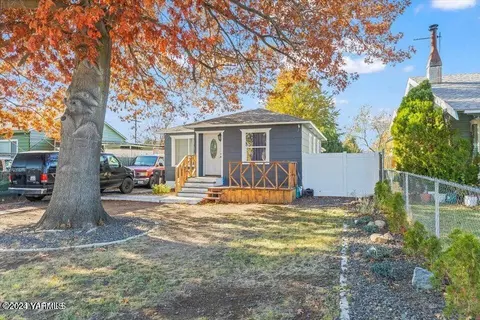 1204 S 10th Ave, Yakima, WA 98902