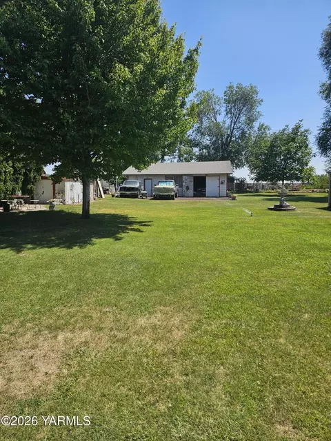 414 Mentzer Ave, Granger, WA 98932