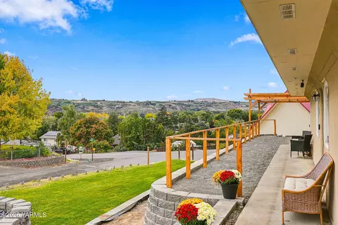 121 Garden Dr, Yakima, WA 98908