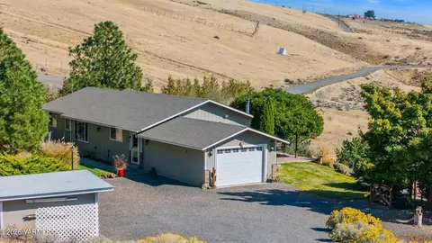 11 Stealth Ln, Yakima, WA 98901