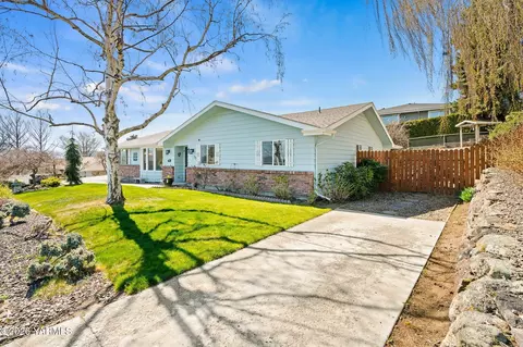608 N 56th Ave, Yakima, WA 98908