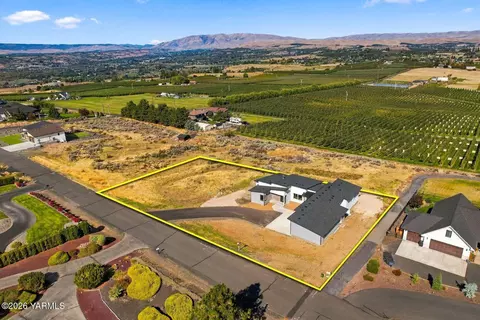 151 Lookout Point Dr, Selah, WA 98942