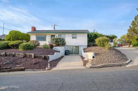 1369 Upland Dr, Sunnyside, WA 98944