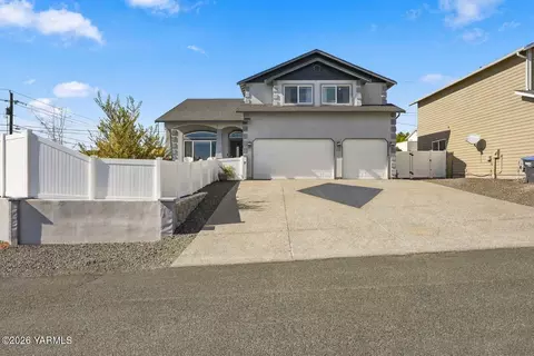 902 Blitz Ln, Selah, WA 98942