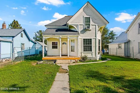 809 N 4th St, Yakima, WA 98903