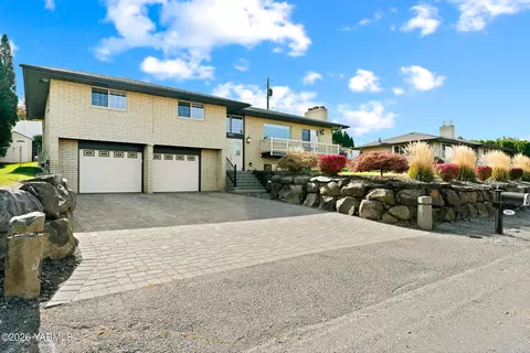 902 Riverview Ave, Selah, WA 98942