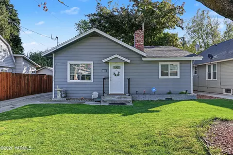 221 N 18th Ave, Yakima, WA 98902