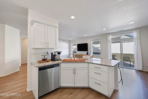 Kitchen - 509 Stuart St, Moxee, WA 98936 photo 3 of 4