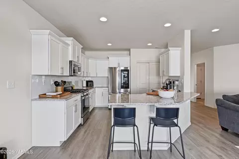Kitchen - 509 Stuart St, Moxee, WA 98936 photo 1 of 4
