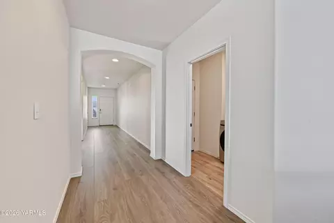 Entry Way - 509 Stuart St, Moxee, WA 98936 photo 5 of 5