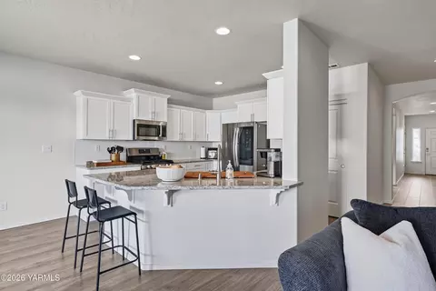 Kitchen - 509 Stuart St, Moxee, WA 98936 photo 4 of 4