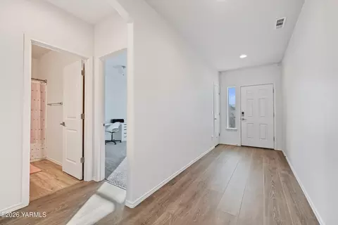 Entry Way - 509 Stuart St, Moxee, WA 98936 photo 1 of 5