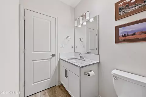 Bath - 509 Stuart St, Moxee, WA 98936 photo 3 of 3