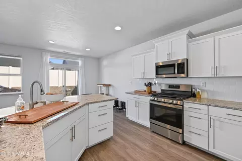 Kitchen - 509 Stuart St, Moxee, WA 98936 photo 2 of 4