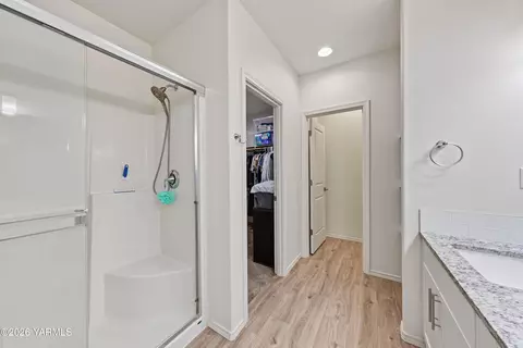 Entry Way - 509 Stuart St, Moxee, WA 98936 photo 3 of 5