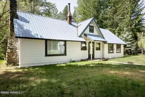 90 Jefferson Rd, Naches, WA 98937