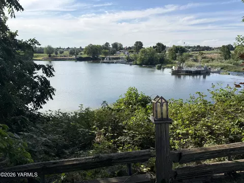 1425 Riverside Dr, Prosser, WA 99350