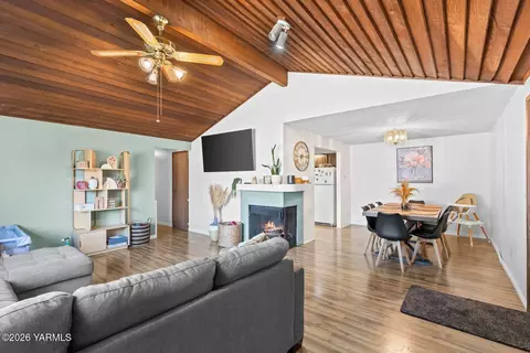 1209 S 43rd Ave, Yakima, WA 98908