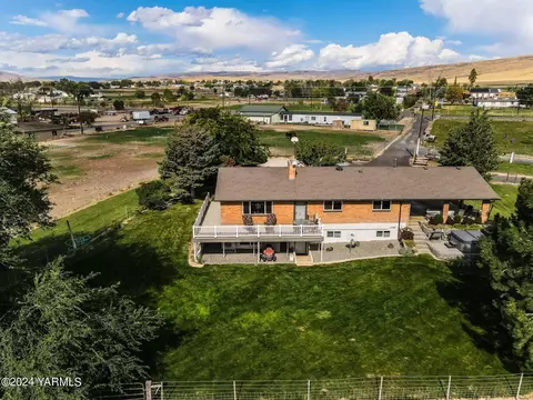 1390 Gibson Rd, Selah, WA 98942