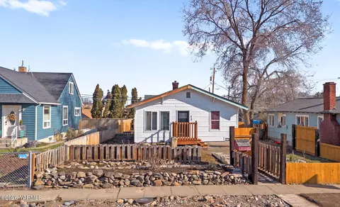 419 S 17th Ave, Yakima, WA 98902