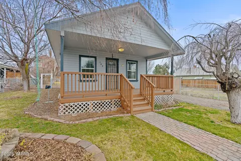 103 E Bartlett Ave, Selah, WA 98942
