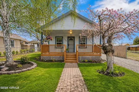 103 E Bartlett Ave, Selah, WA 98942