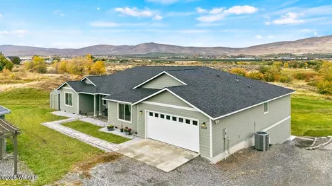 15649 Fisk Rd, Yakima, WA 98908