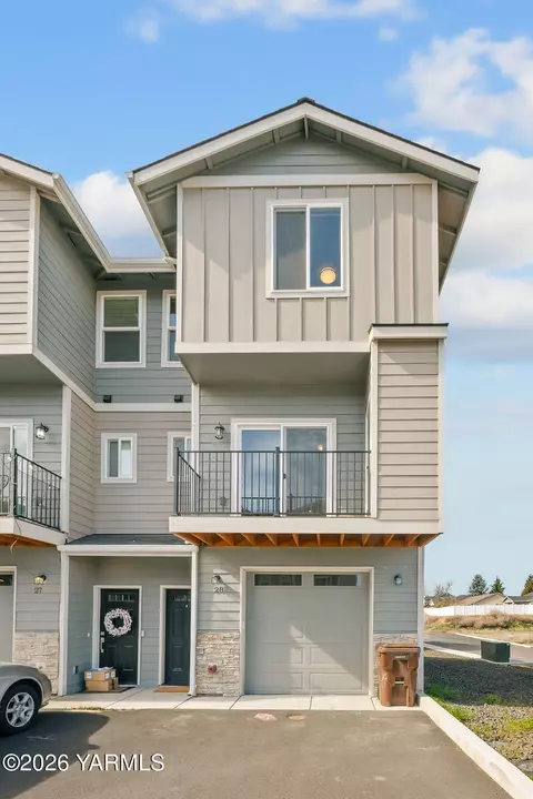 2600 Racquet Ln #28, Yakima, WA 98902