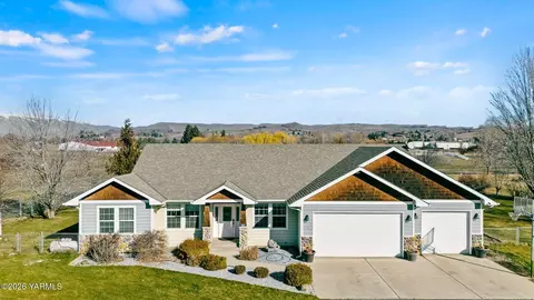 245 El Rio Dr, Yakima, WA 98908