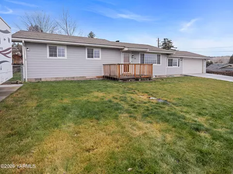 10 S Viking Dr, Selah, WA 98942