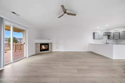 Living - 218 Sun Willows Blvd, Pasco, WA 99301 photo 4 of 4