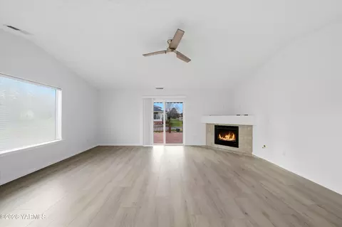 Living - 218 Sun Willows Blvd, Pasco, WA 99301 photo 3 of 4