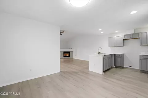 Living - 218 Sun Willows Blvd, Pasco, WA 99301 photo 2 of 4