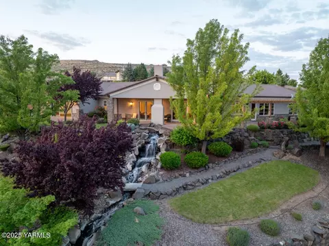 305 Mountain Shadows Pl, Yakima, WA 98908