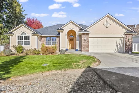 216 Santa Roza Dr, Yakima, WA 98901