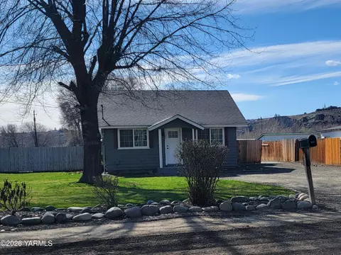 360 S Kershaw Dr, Yakima, WA 98908